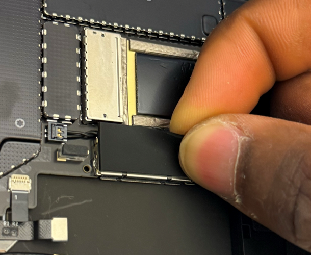 Screenshot that shows removing the M.2 support rubber from the 5G module shield lid.