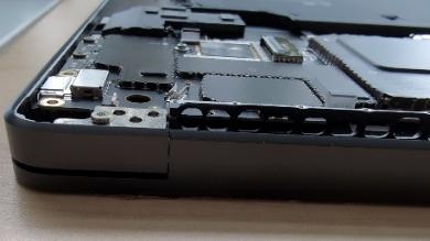 Screenshot that shows checking display-to-chassis alignment with the device closed.