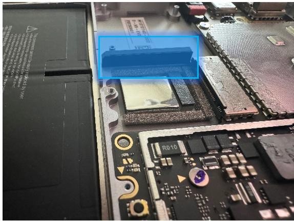 Screenshot that shows rSSD stiffener next to connector before extraction.