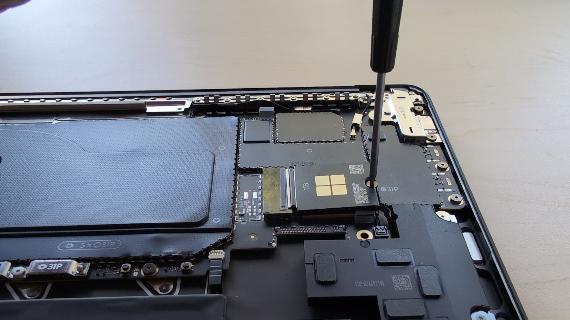Screenshot that shows fastening the rSSD screw to secure the removable solid-state drive to the motherboard.
