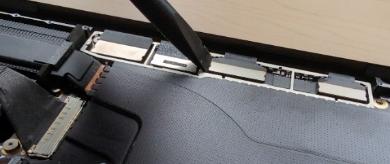 Screenshot that shows disconnecting display assembly FPCs using a nylon spudger