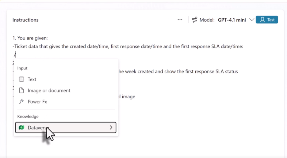 Captura de tela mostrando a vinculação do prompt a tabelas Dataverse relevantes.